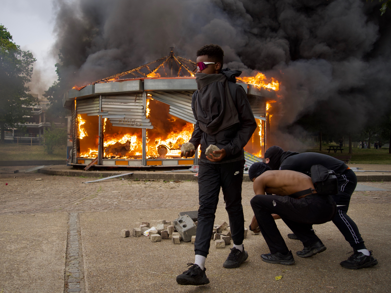 Des jeunes affrontent la police à coups de pavés après avoir enflammé un manège dans le parc André-Malraux, à l’entrée de la Cité Pablo-Picasso, à Nanterre (92), le 29 juin 2023. © Pierre Terraz pour PM