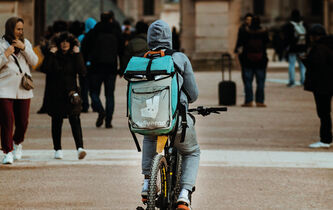 Livraison de repas à domicile. Deliveroo du Mal