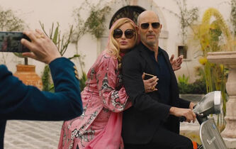 Tanya (Jennifer Coolidge) et son mari Greg (Jon Gries), l’un des couples en vacances dans la saison 2 de “The White Lotus”