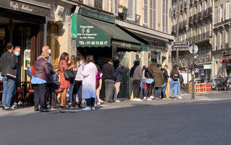 Rue Notre-Dame-de-Lorette : attente confiante