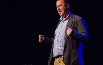 Julian Baggini : “Dire que la solitude équivaut à être malheureux rend la situation plus difficile”