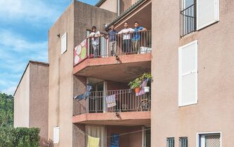 Les réfugiés, le maire frontiste et le bistrot du coin