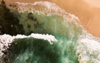 Sur une plage abandonnée