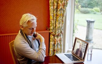 Julian Assange / Peter Singer. Changer le monde, mode d’emploi  