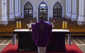 Le Covid-19 va-t-il (aussi) avoir la peau des religions ? 