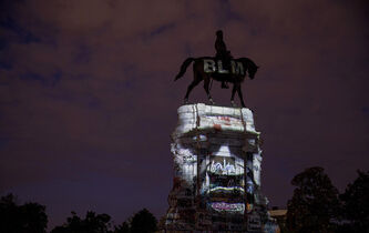 Projection du portrait de George Floyd sur la statue équestre du général Lee, chef des forces confédérées lors de la Guerre de Sécession, le 18 juin 2020 à Richmond (Virginie)