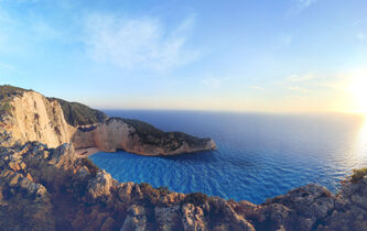 Vue depuis les falaises sur la plage de Navagio (Baie du Naufrage), sur l’île ionienne de Zante, en Grèce