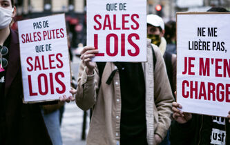 Quartier de Pigalle, Paris, le 17 décembre 2020. Un rassemblement organisé par le Syndicat du travail sexuel (Strass), dans le cadre de la journée internationale de lutte contre les violences faites aux travailleurs du sexe