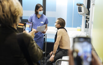 Nicolas Bauquet : “Le mauvais démarrage de la campagne vaccinale est le produit de notre suspicion collective” 